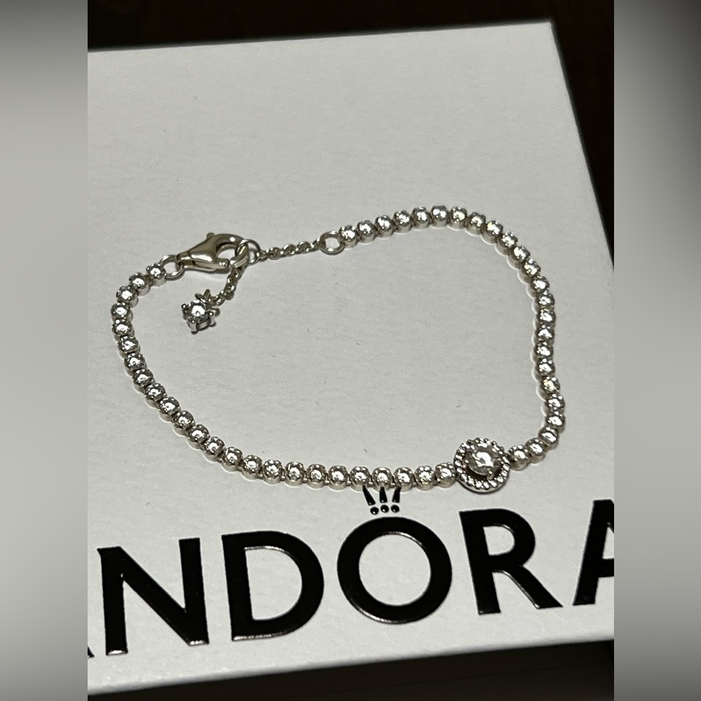 Pandora Silver Tennis Bracelet
Size 16 (S)
In great condition!